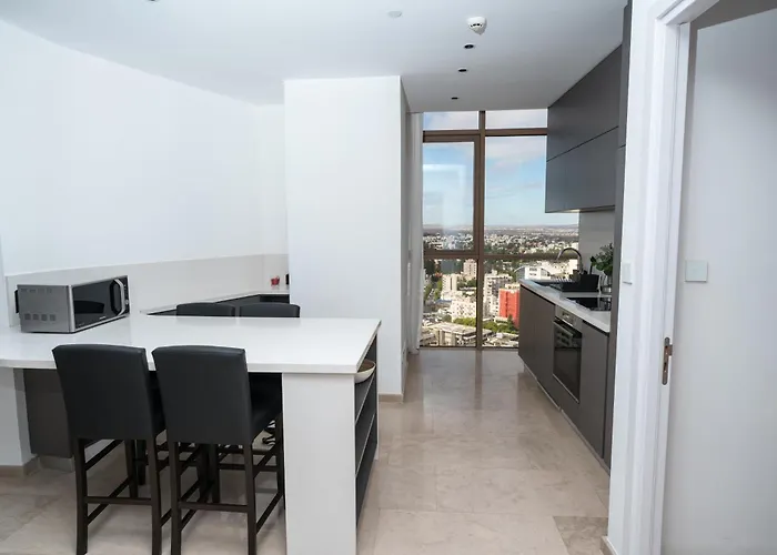 360 Heights, Gym & Pool Apartmán *